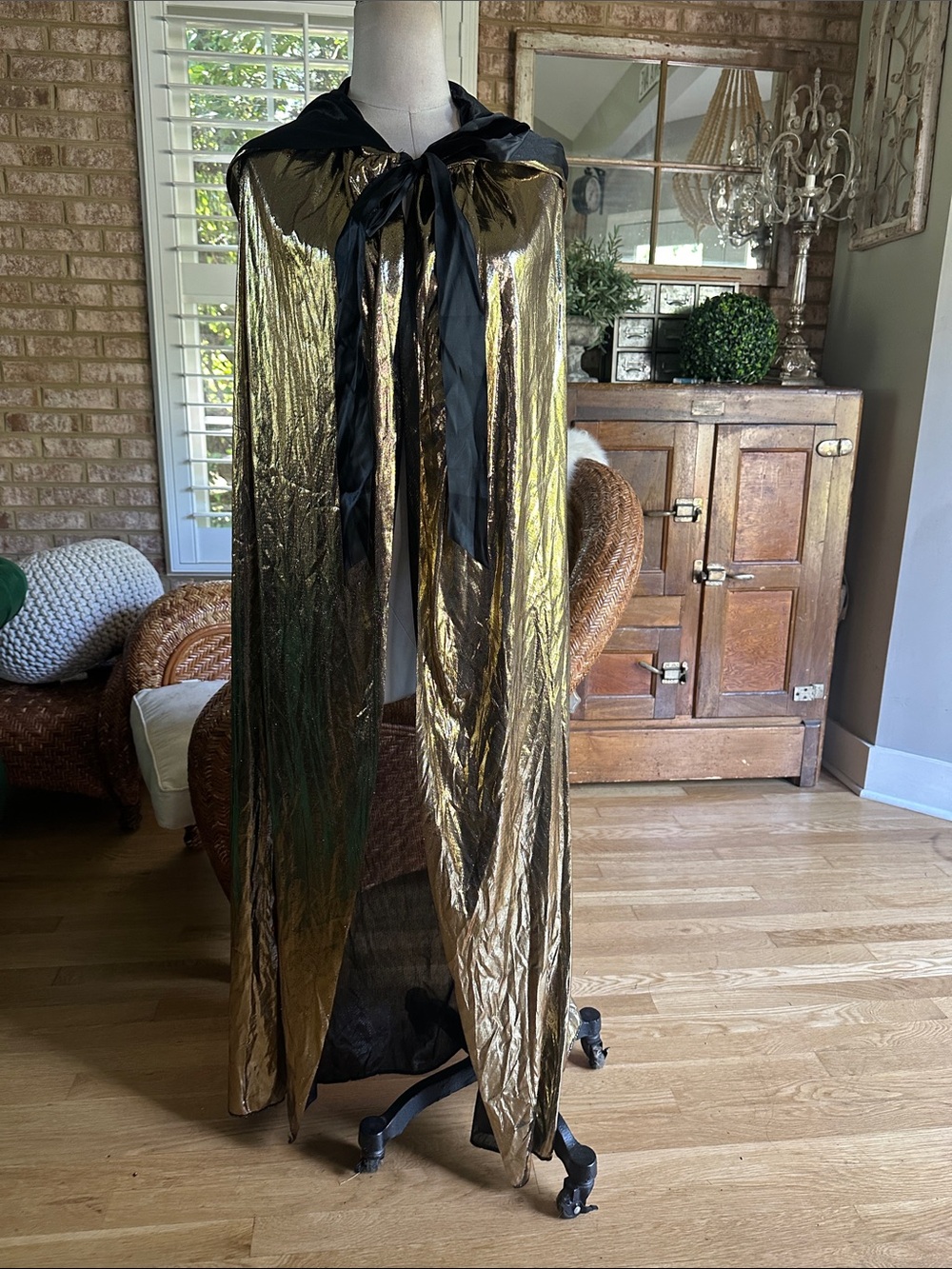 SUIT YOURSELF COSTUME COMPANY GOLD METALLIC BLACK HOODED CAPE ONE SIZE CLOAK